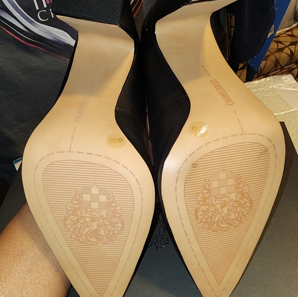 Black leather Vince Camuto heels, size 6M - Picture 2 of 6